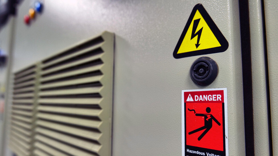 lg-CLD-5649-107-02-energized-electrical-equipment-safety